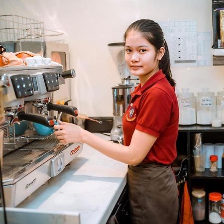 Le President Hotel Phnom Penh Bagian luar foto