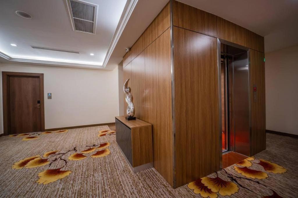 Le President Hotel Phnom Penh Bagian luar foto
