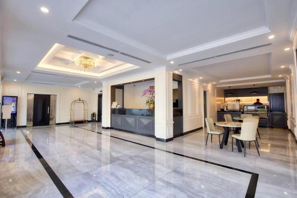 Le President Hotel Phnom Penh Bagian luar foto