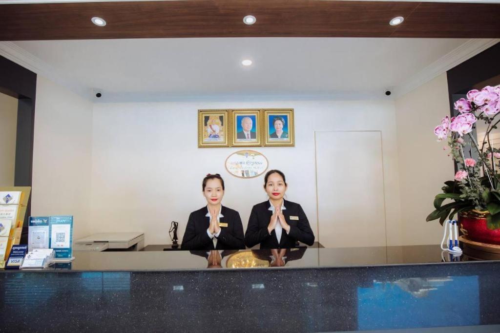 Le President Hotel Phnom Penh Bagian luar foto