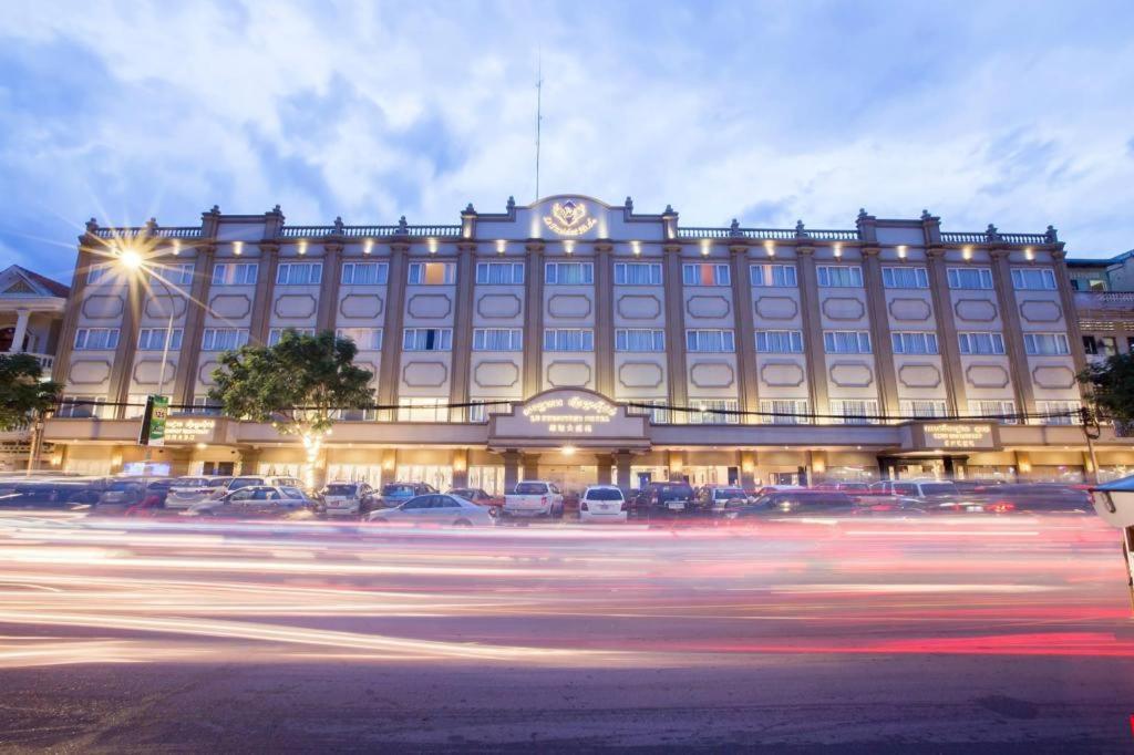 Le President Hotel Phnom Penh Bagian luar foto