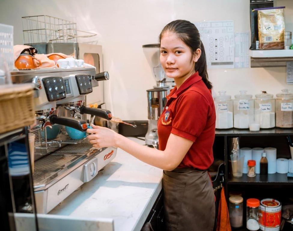 Le President Hotel Phnom Penh Bagian luar foto