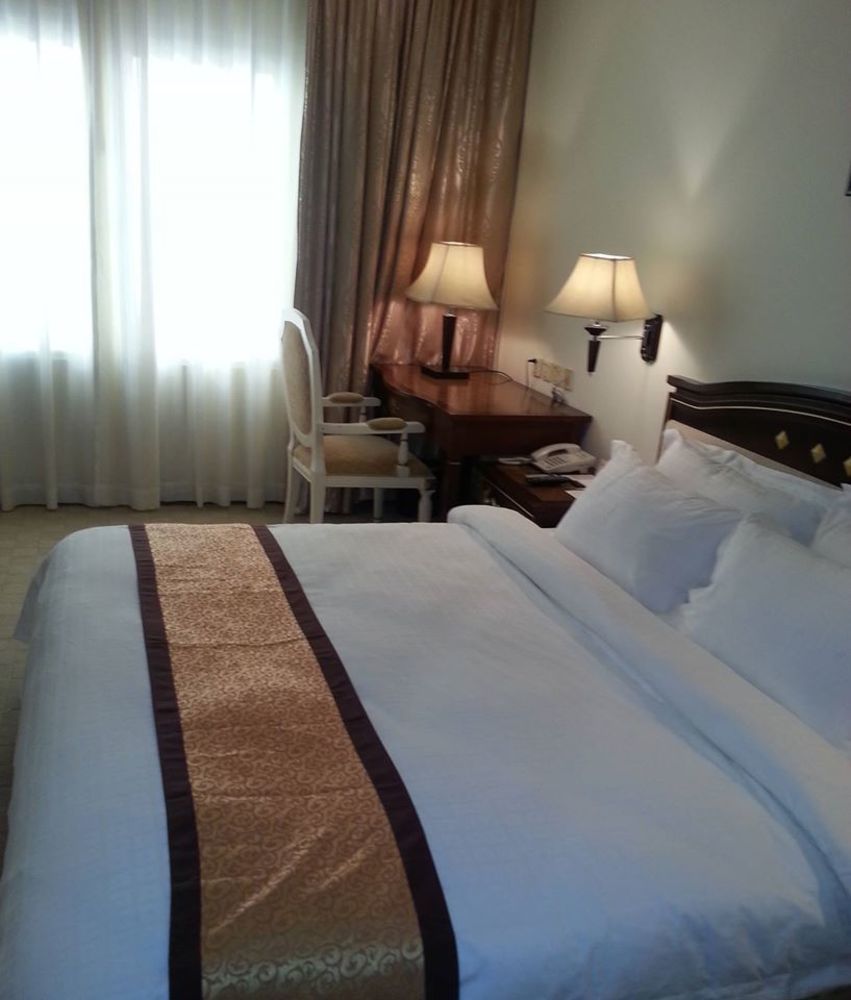 Le President Hotel Phnom Penh Bagian luar foto