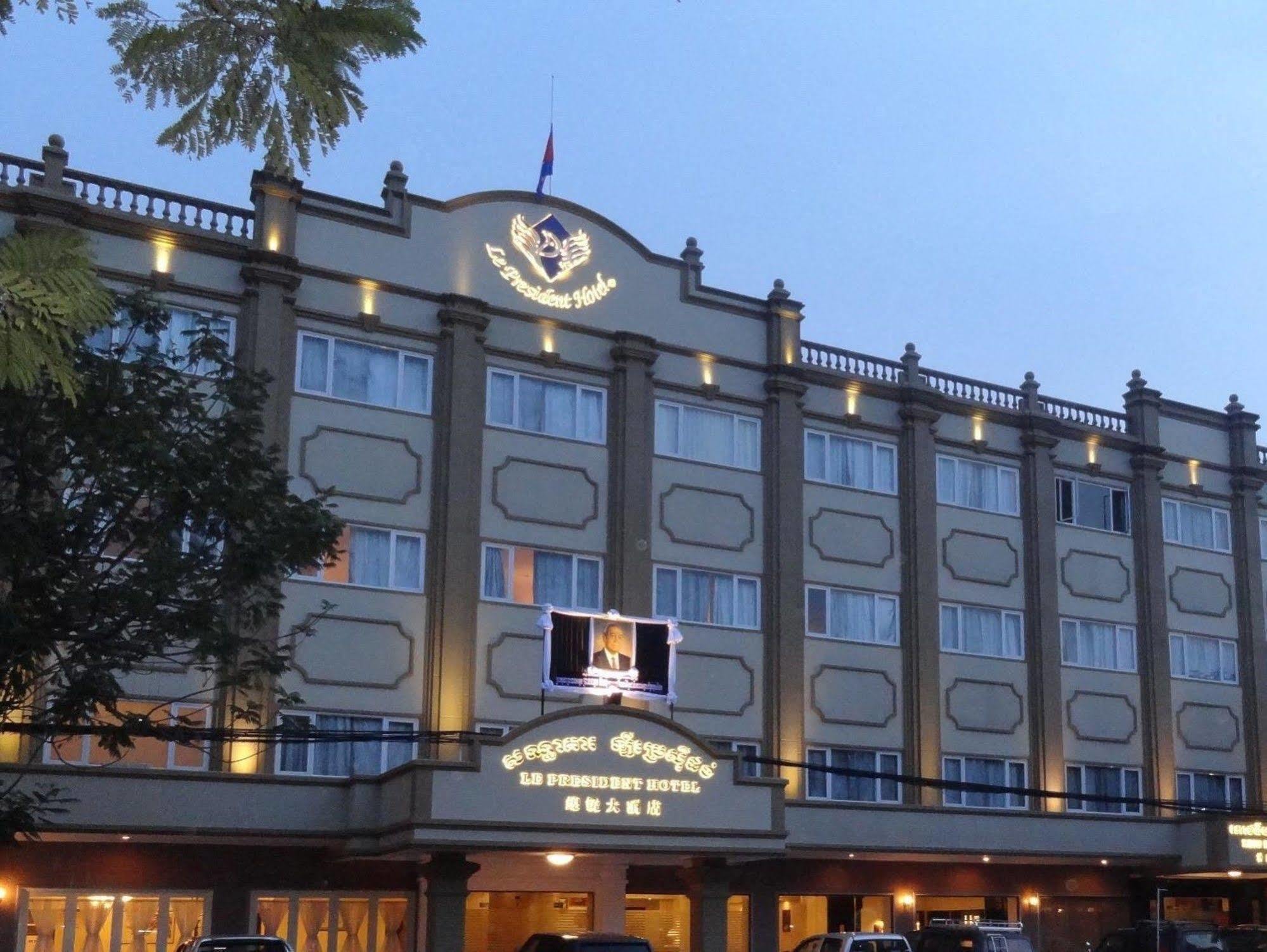 Le President Hotel Phnom Penh Bagian luar foto