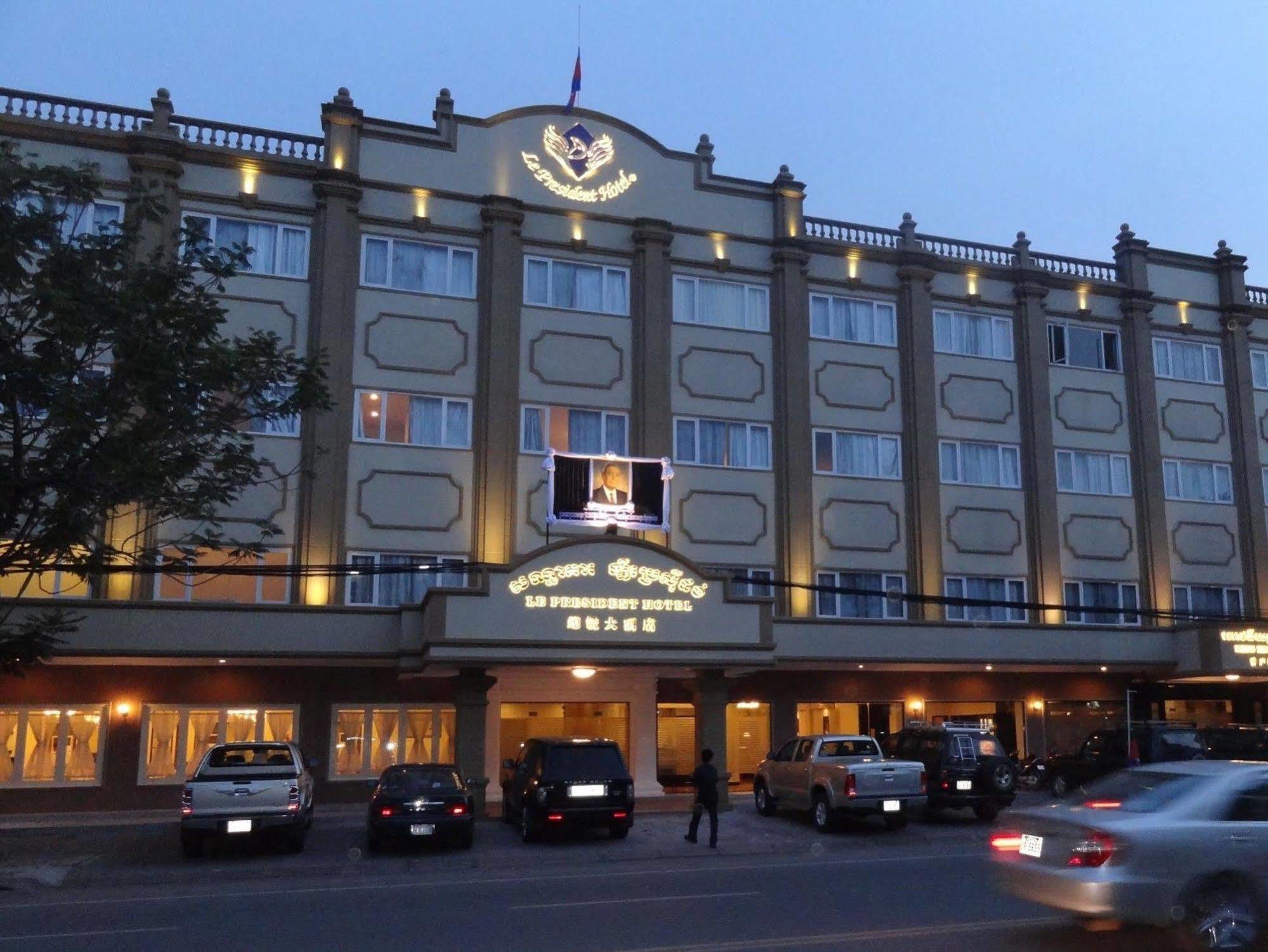 Le President Hotel Phnom Penh Bagian luar foto
