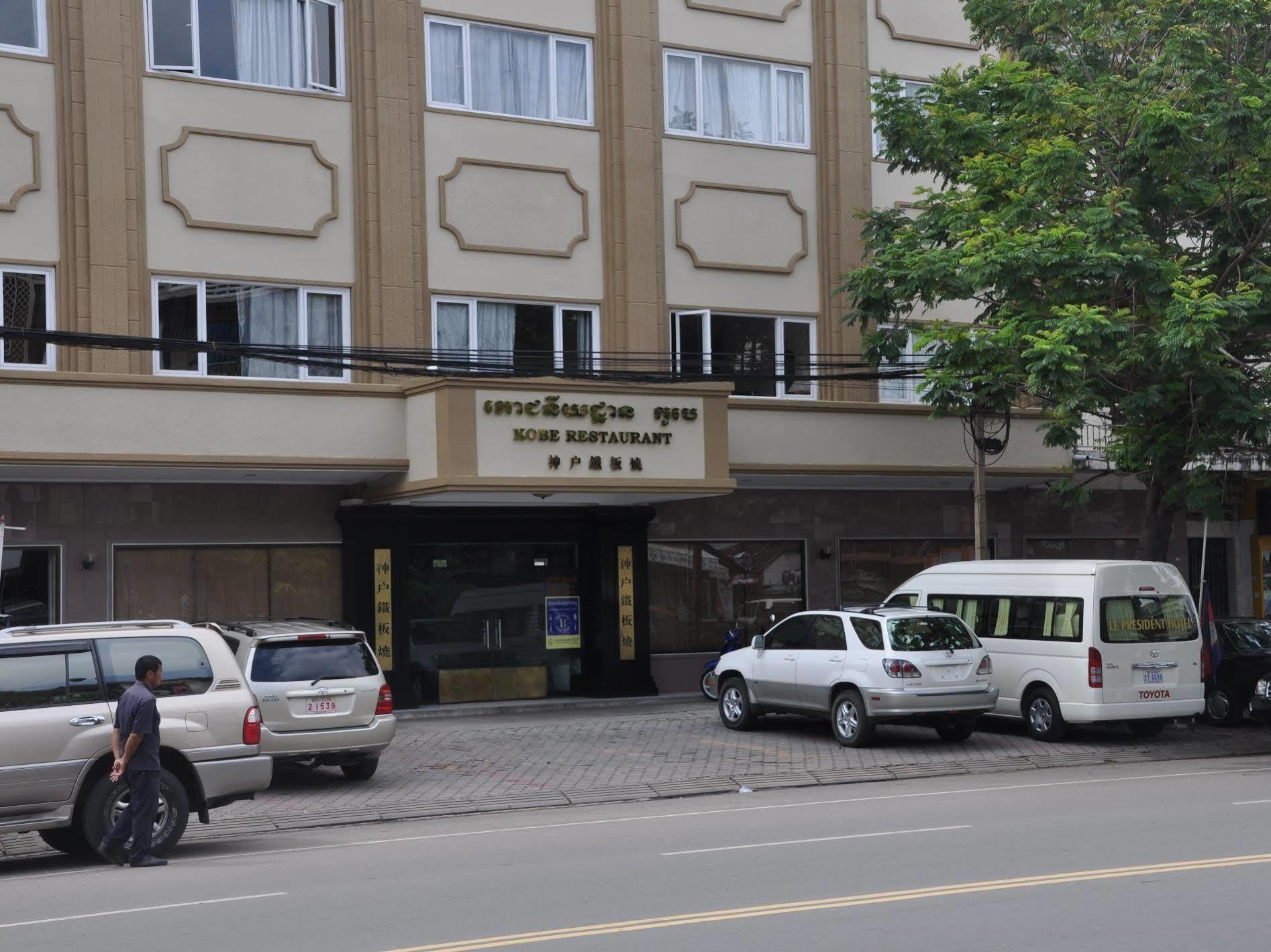 Le President Hotel Phnom Penh Bagian luar foto