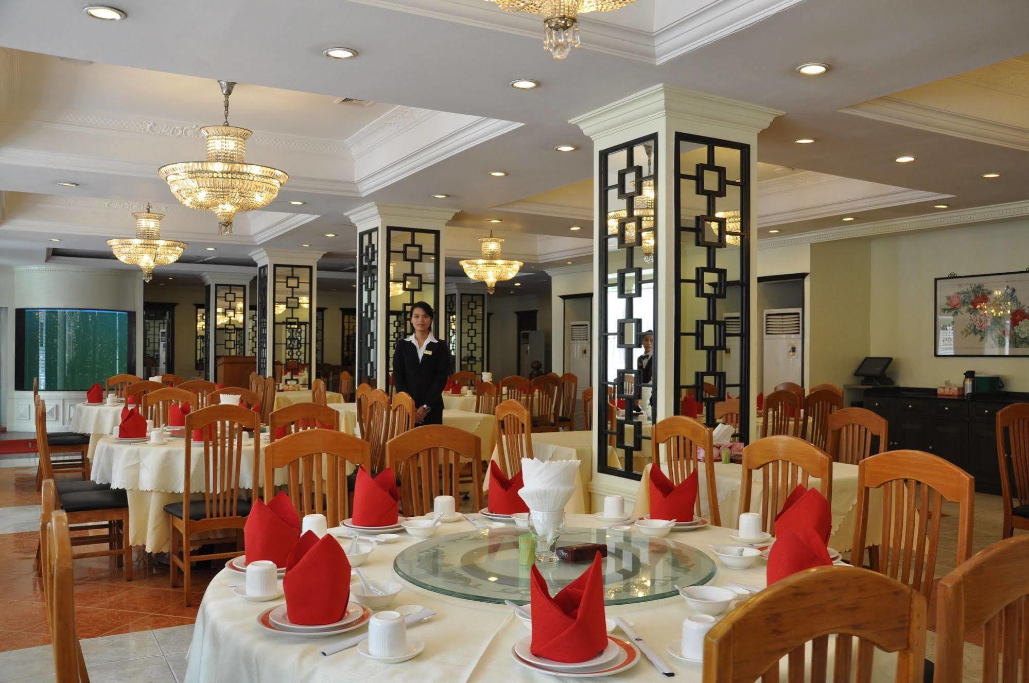 Le President Hotel Phnom Penh Bagian luar foto