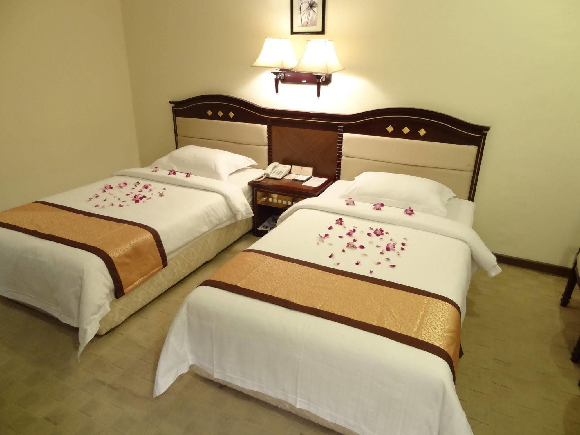 Le President Hotel Phnom Penh Bagian luar foto