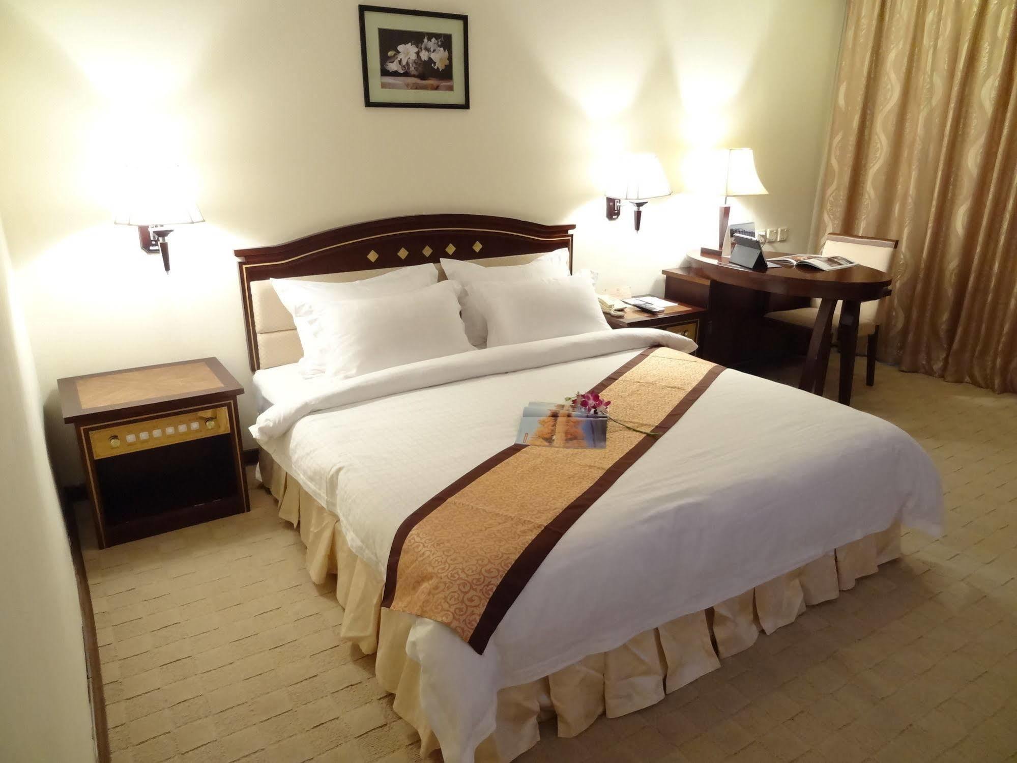 Le President Hotel Phnom Penh Bagian luar foto
