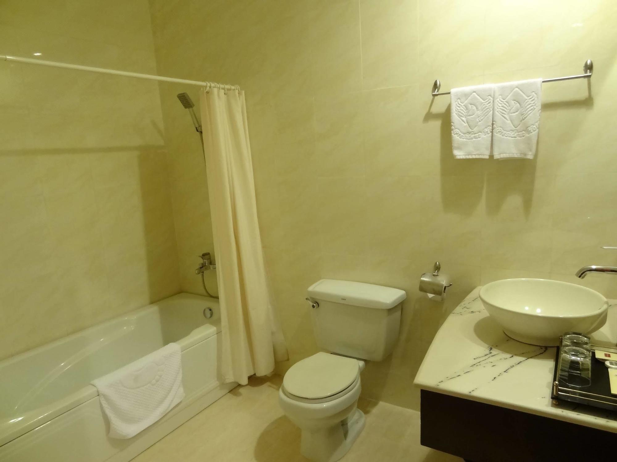 Le President Hotel Phnom Penh Bagian luar foto