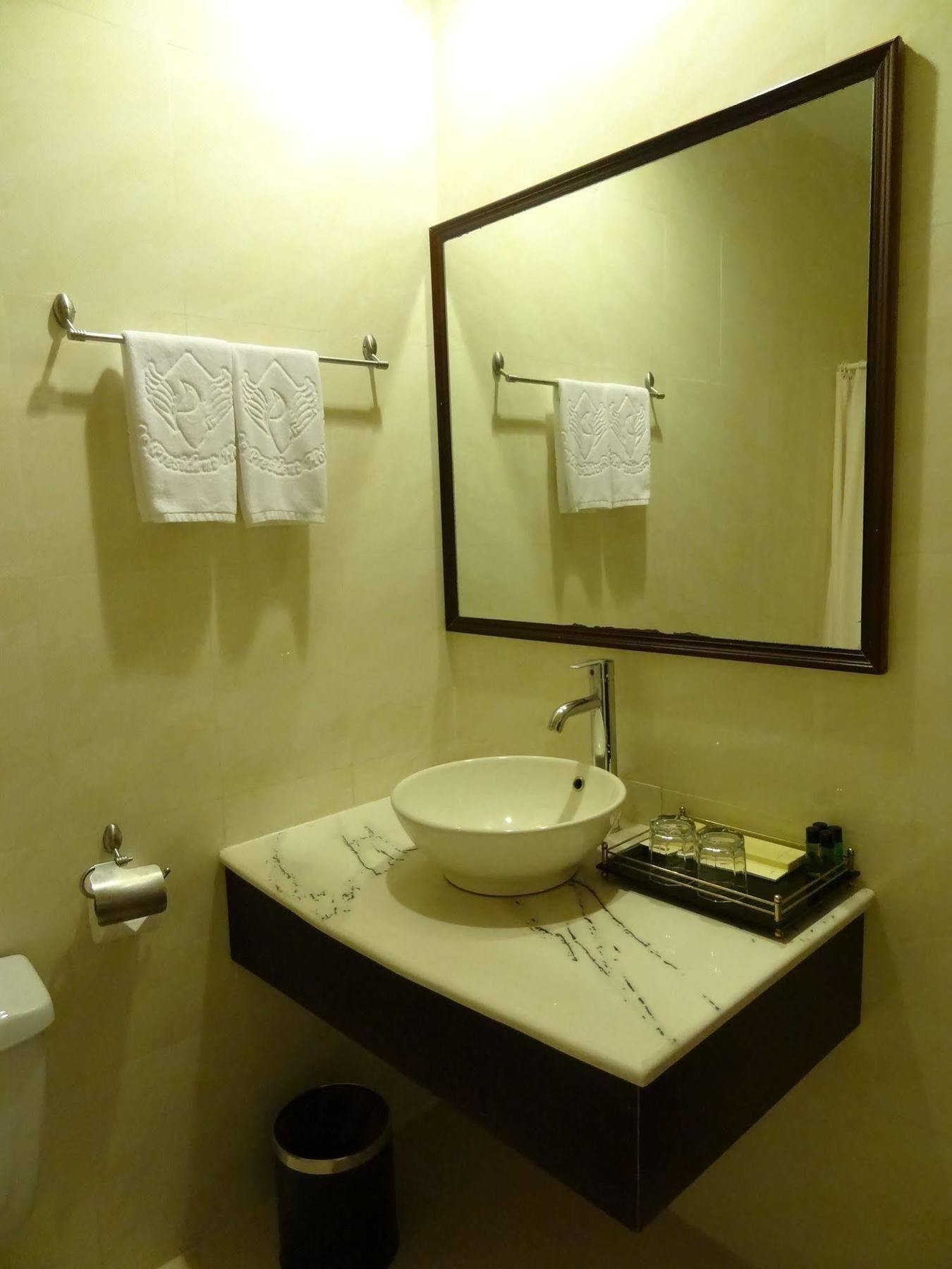 Le President Hotel Phnom Penh Bagian luar foto