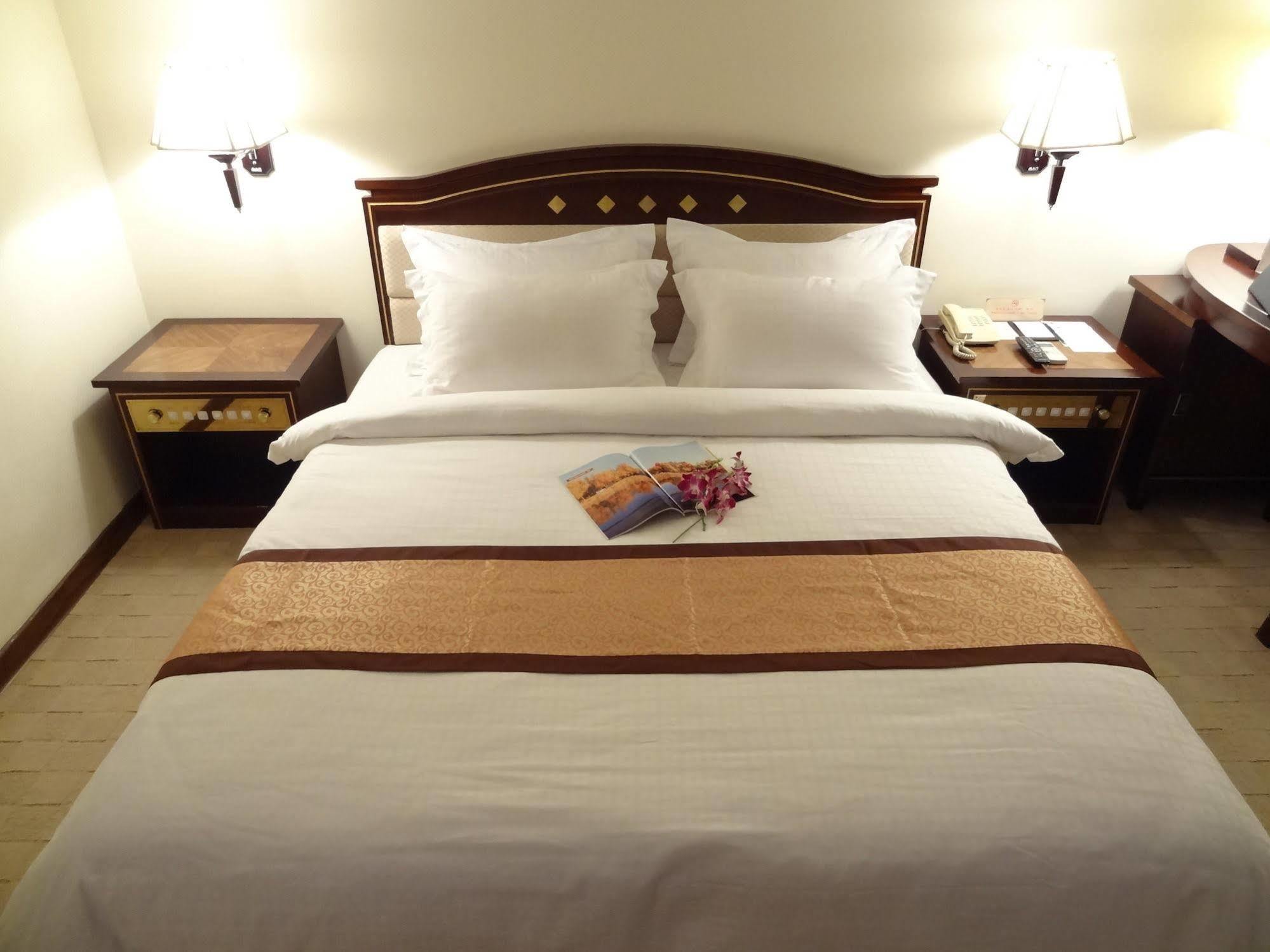 Le President Hotel Phnom Penh Bagian luar foto