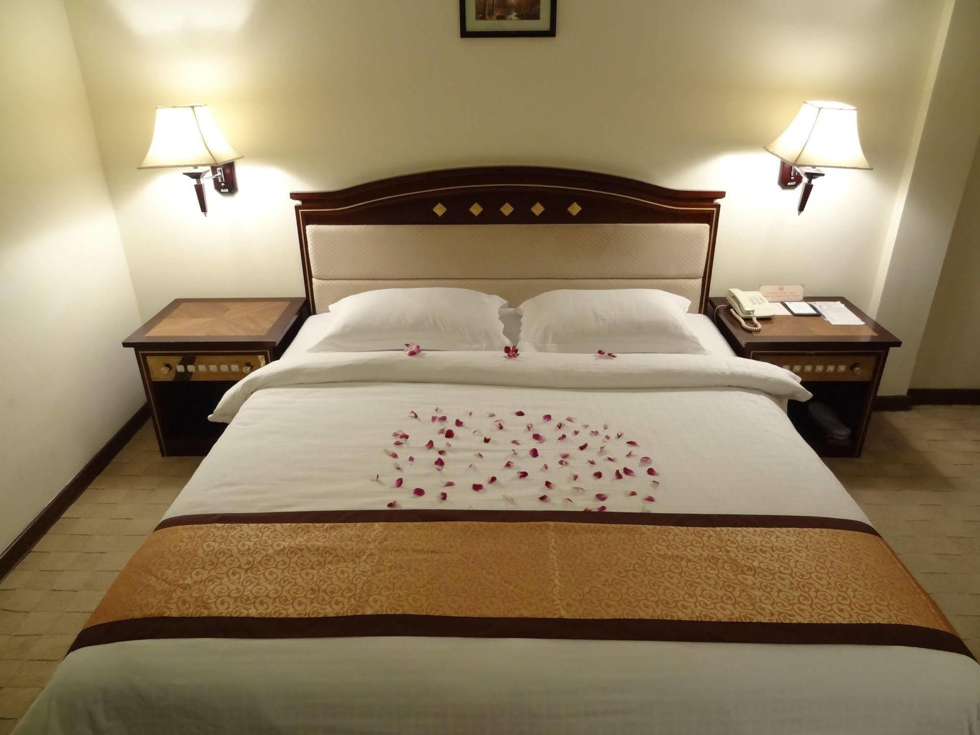 Le President Hotel Phnom Penh Bagian luar foto
