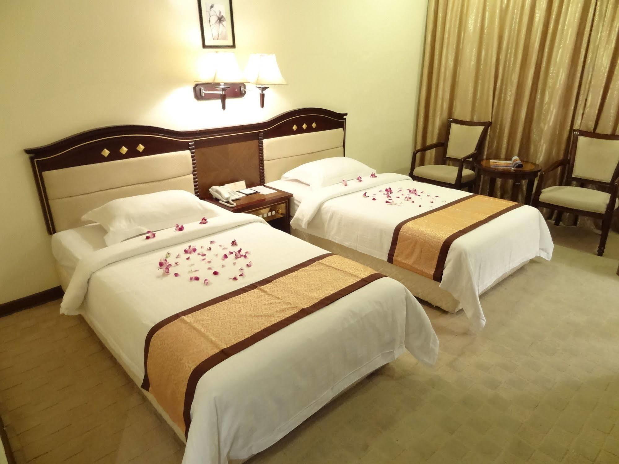 Le President Hotel Phnom Penh Bagian luar foto