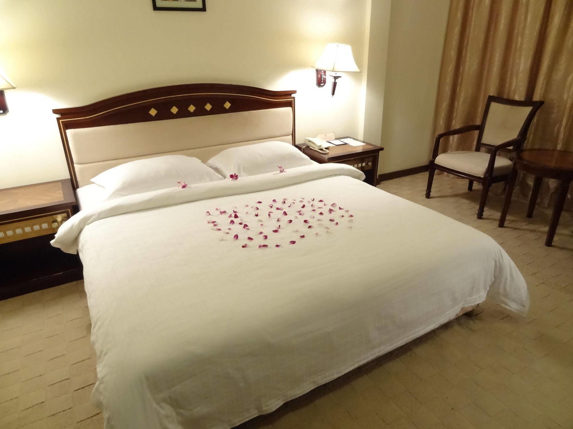 Le President Hotel Phnom Penh Bagian luar foto