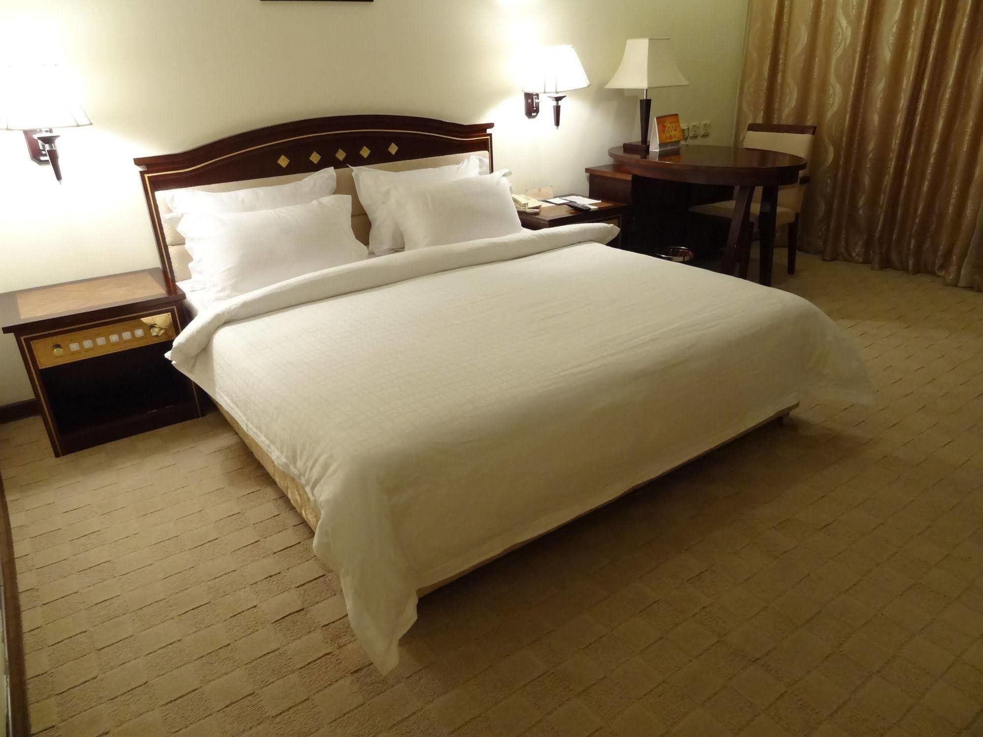 Le President Hotel Phnom Penh Bagian luar foto