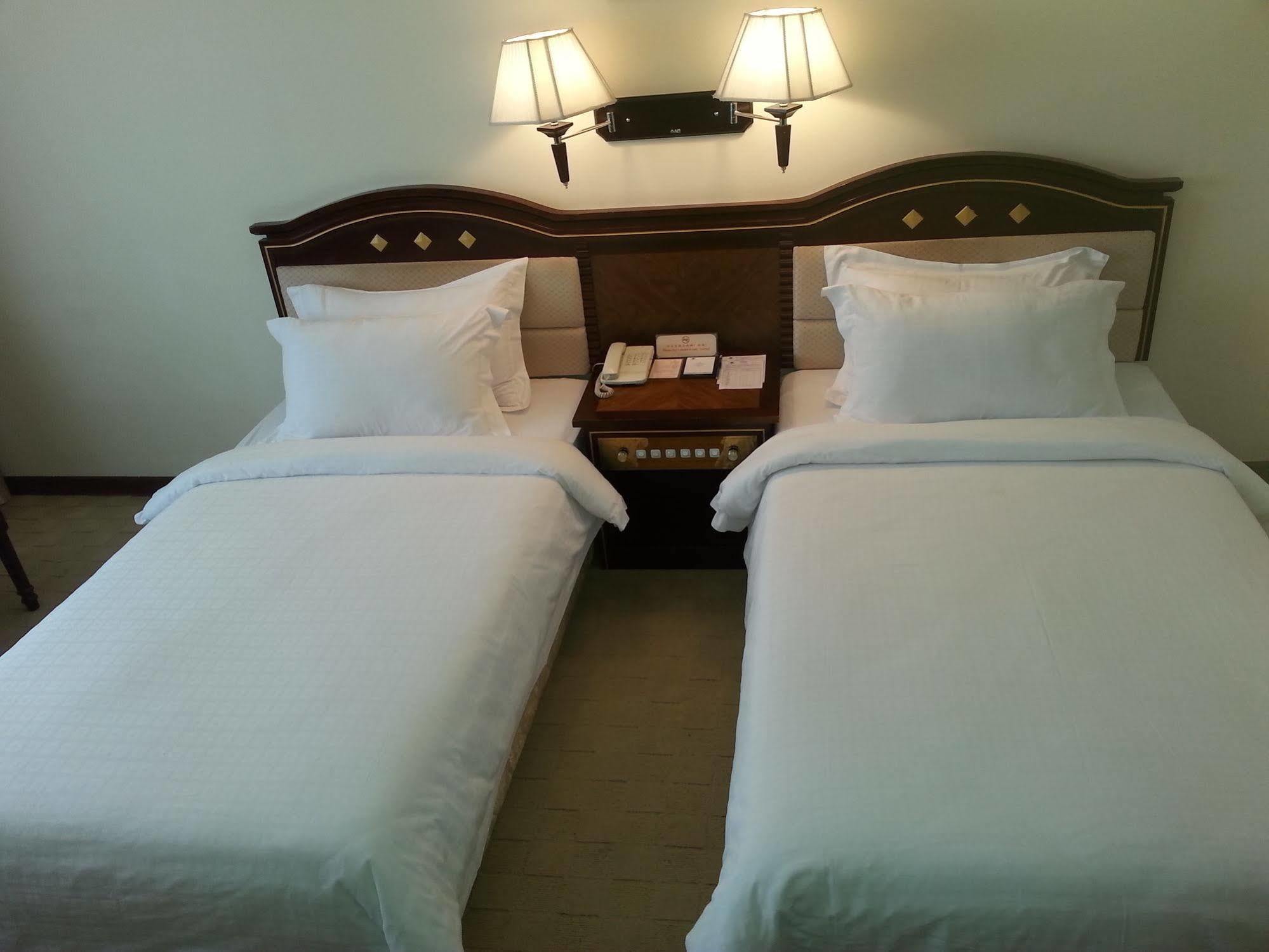 Le President Hotel Phnom Penh Bagian luar foto